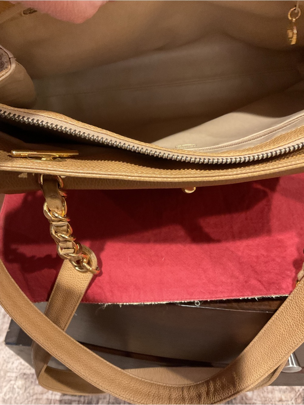 CHANEL Beige Leather Shoulder Bag with Gold Chain Detail - Picture 7 of 15